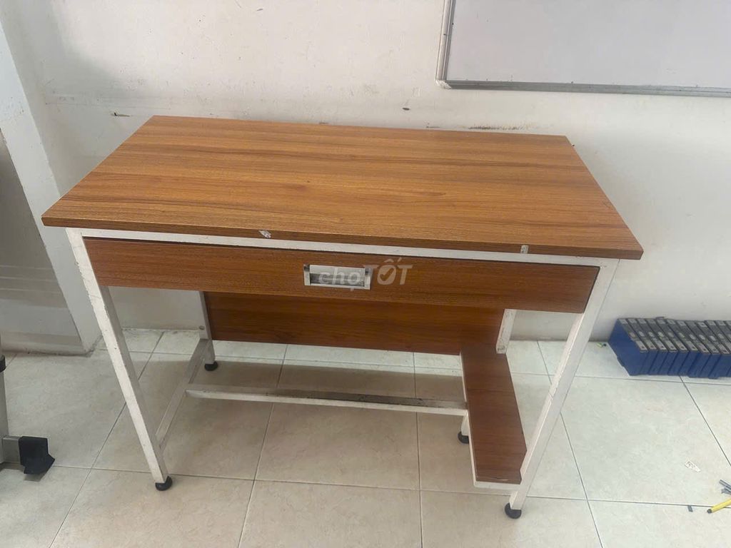 Bàn học gỗ MDF và sắt. Mua bán Bàn ghế tại Quận Ninh Kiều Cần Thơ được đăng bởi Chợ Hàng Nhật Com hình 1