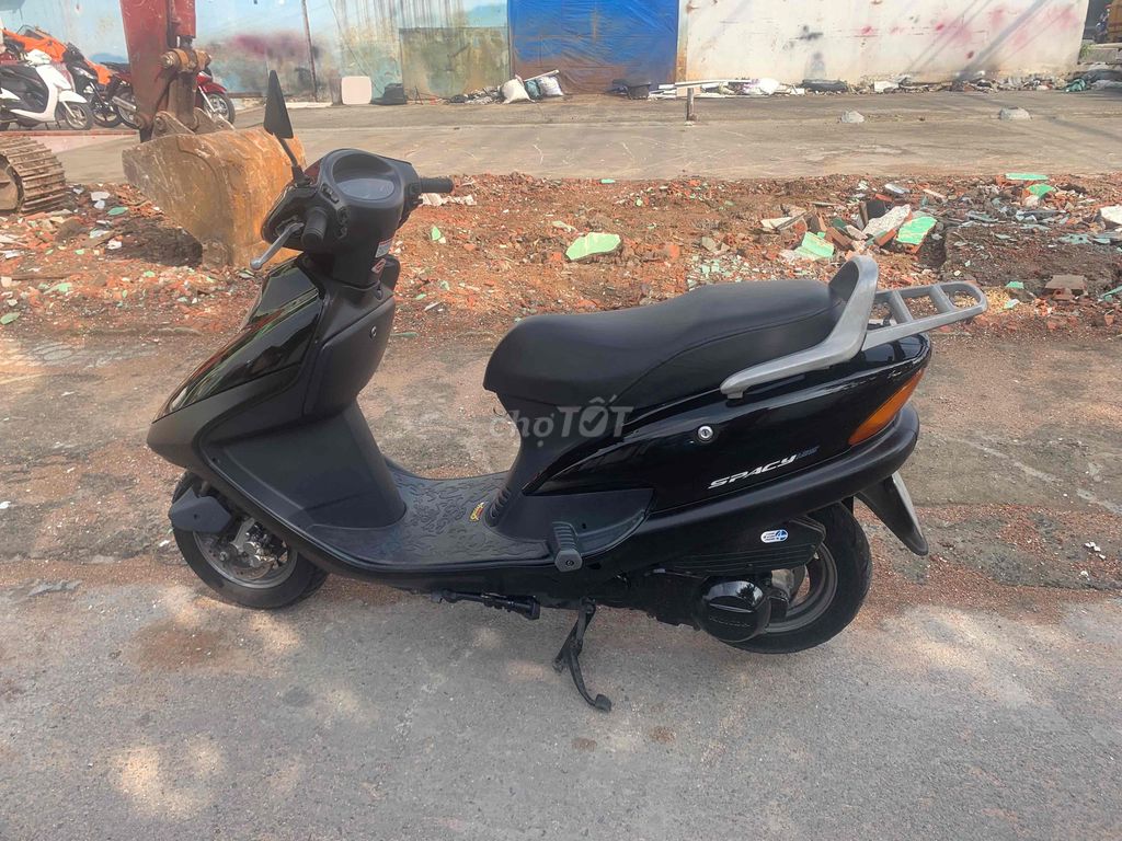 Классический черный скутер Honda Spacy