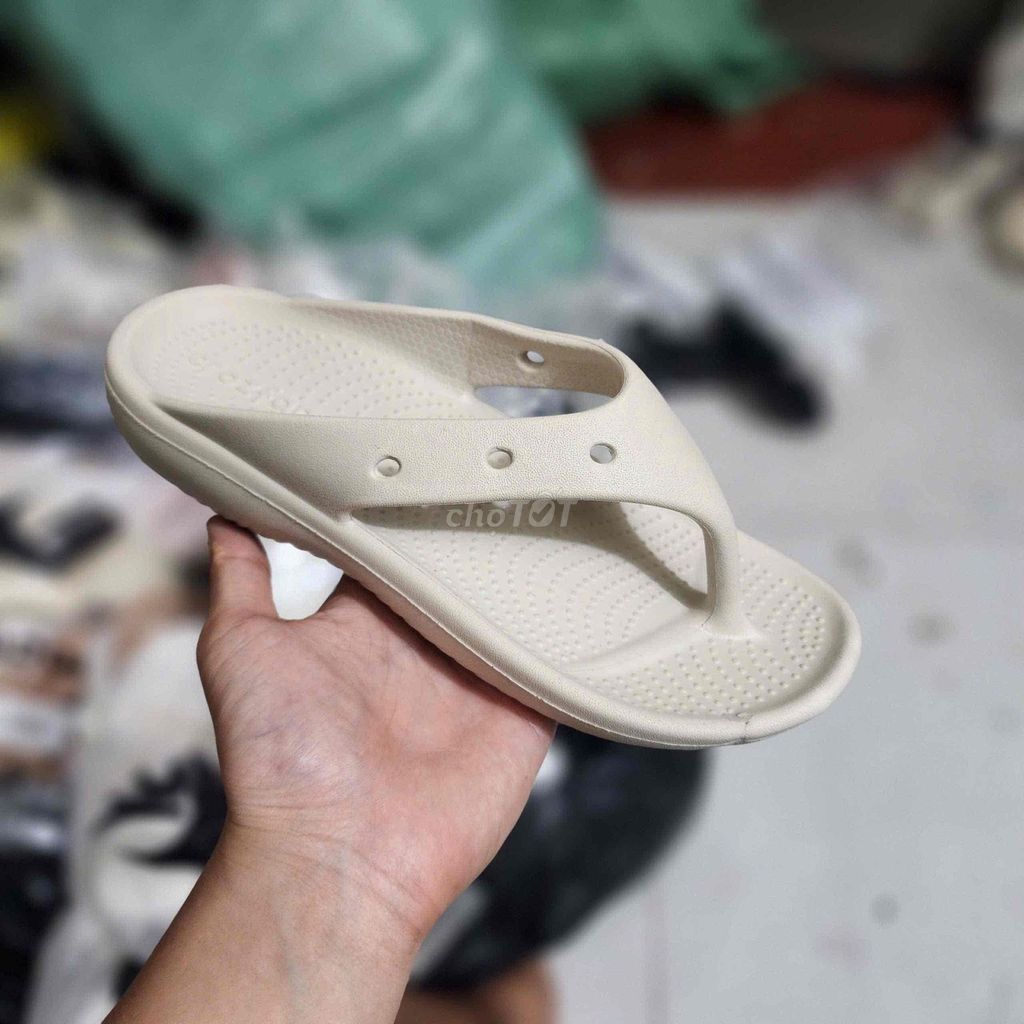 Dép kẹp Crocs đúc nguyên khối nhiều màu. Mua bán Giày dép tại Quận Hoàng Mai Hà Nội được đăng bởi Vuagiay2hand hình 1