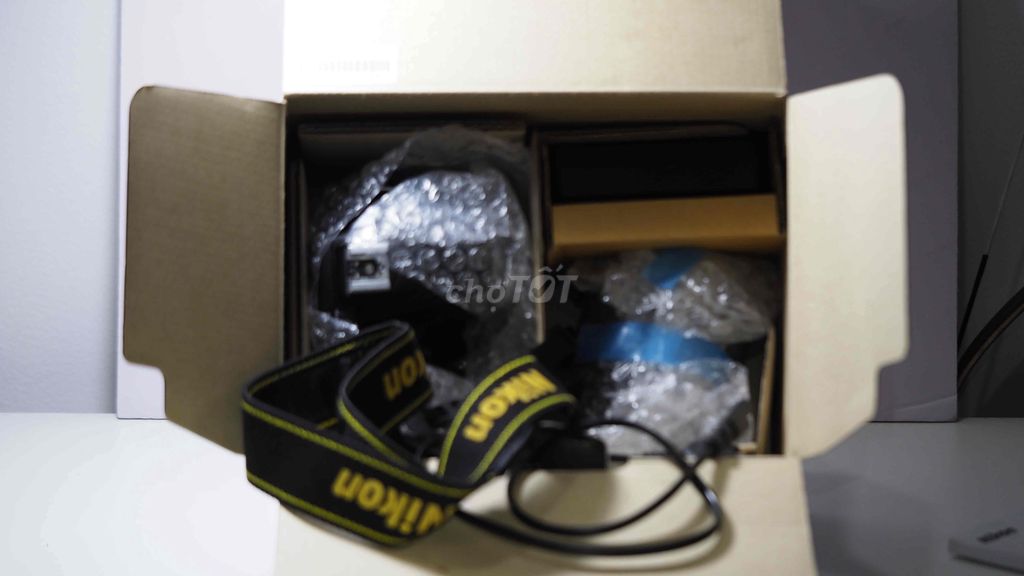 Nikon 3300 + Lens Kit( Like New) Full Box.