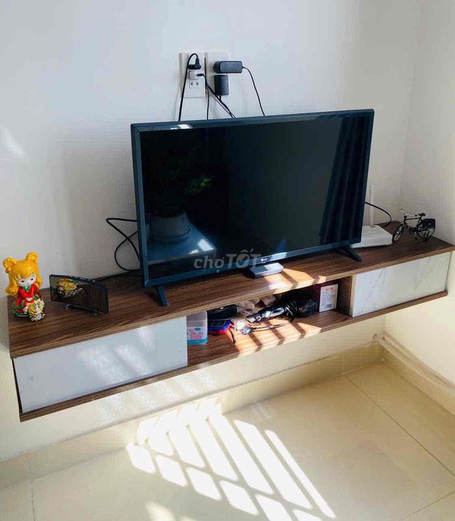 Kệ tivi Gỗ Nâu 1m4. Mua bán Tủ, kệ gia đình tại Quận Liên Chiểu Đà Nẵng được đăng bởi Hiền Lê hình 1