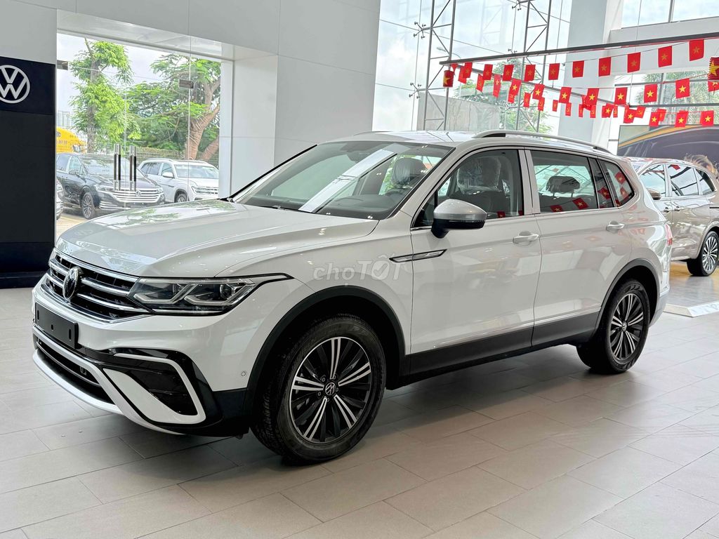 Volkswagen Tiguan 2023 mới 100% chỉ 200tr nhận xe. Mua bán Ô tô tại Quận 12 Tp Hồ Chí Minh được đăng bởi Phong GT Car hình 4