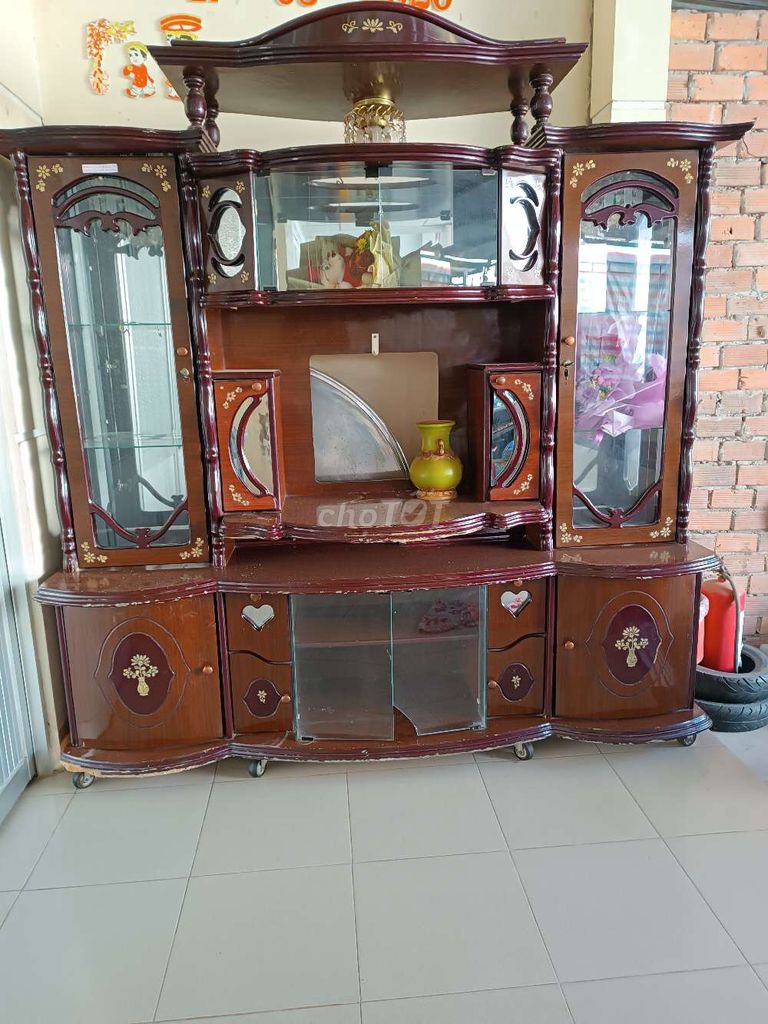 Tủ trưng bày gỗ nâu đỏ có bánh xe. Mua bán Tủ, kệ gia đình tại Huyện Châu Thành Đồng Tháp được đăng bởi Nguyễn Thanh Tùng hình 1