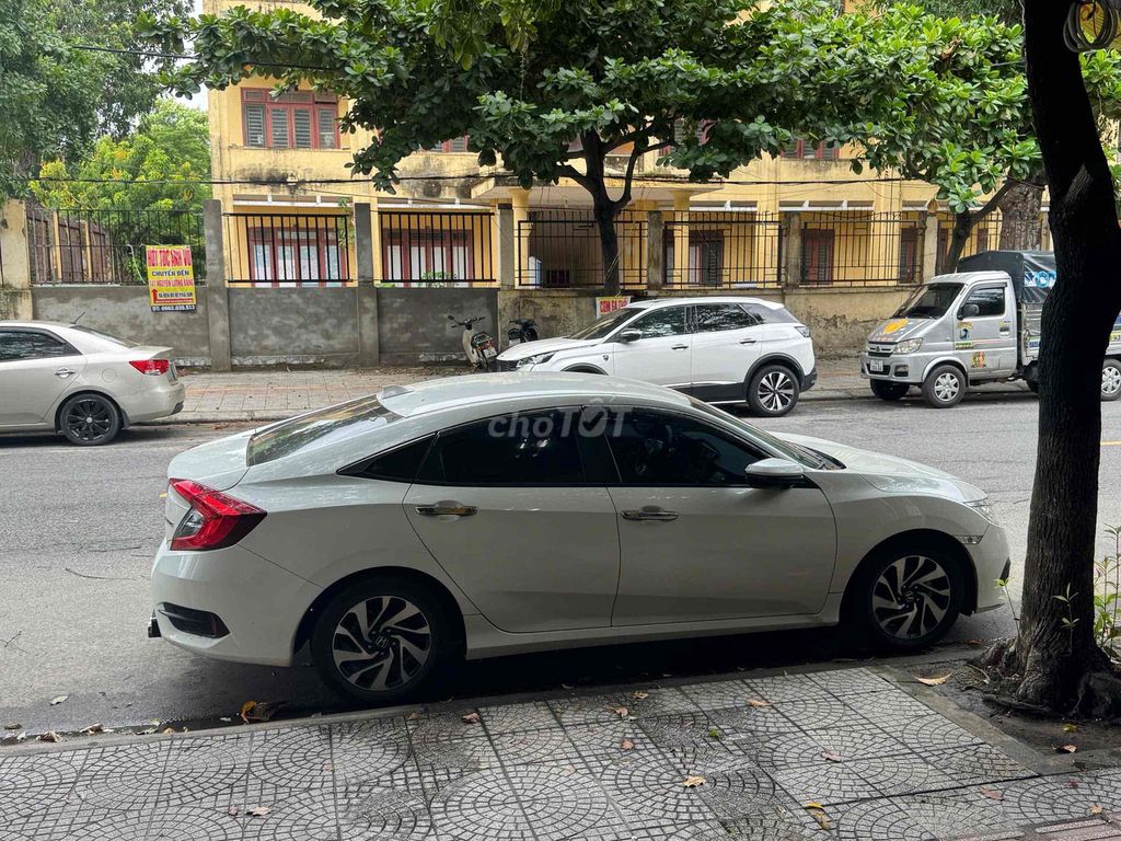 Honda Civic 2018 белый 100 тыс. км