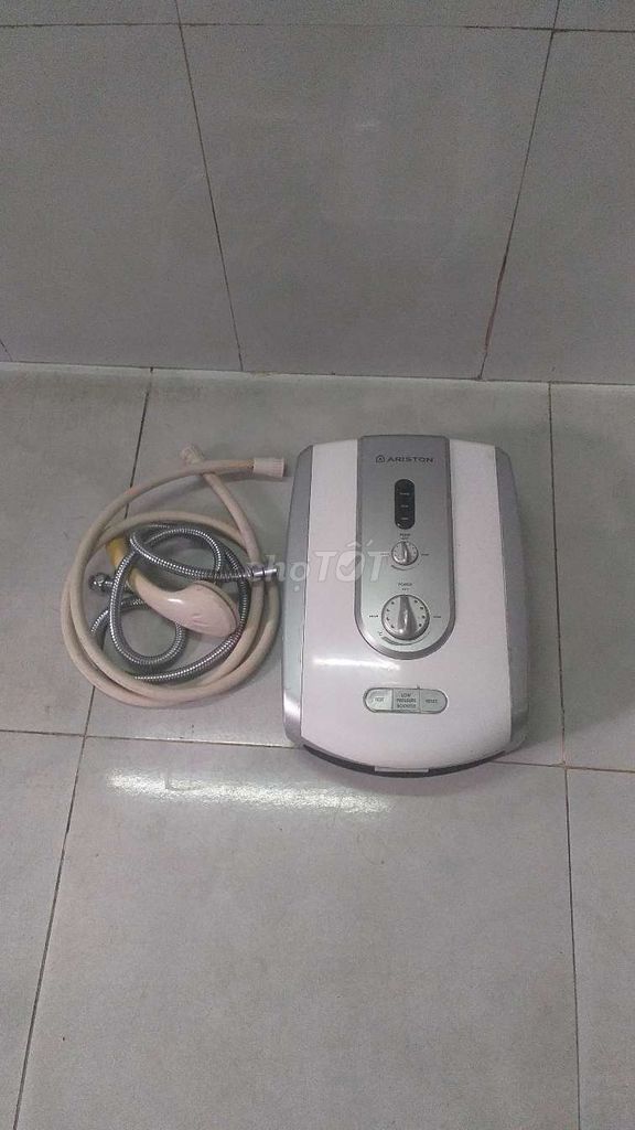 Máy nước nóng Ariston Trắng Nhựa, Kim loại. Mua bán Thiết bị vệ sinh, nhà tắm tại Huyện Hóc Môn Tp Hồ Chí Minh được đăng bởi Hòa hình 1
