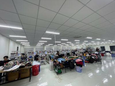 Nhân viên đóng gói xưởng thêu Quận 12
