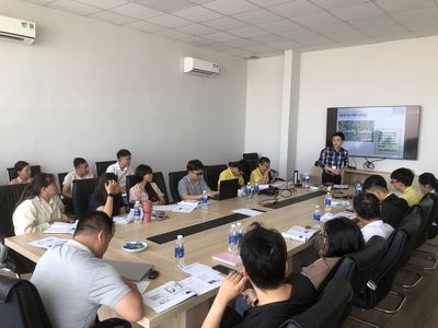 Thợ điện hoặc cơ khí