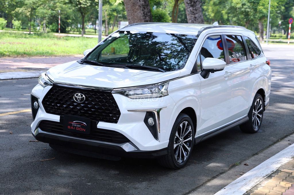 Toyota Veloz Top 2023 Белый 7 мест 50 тыс. км