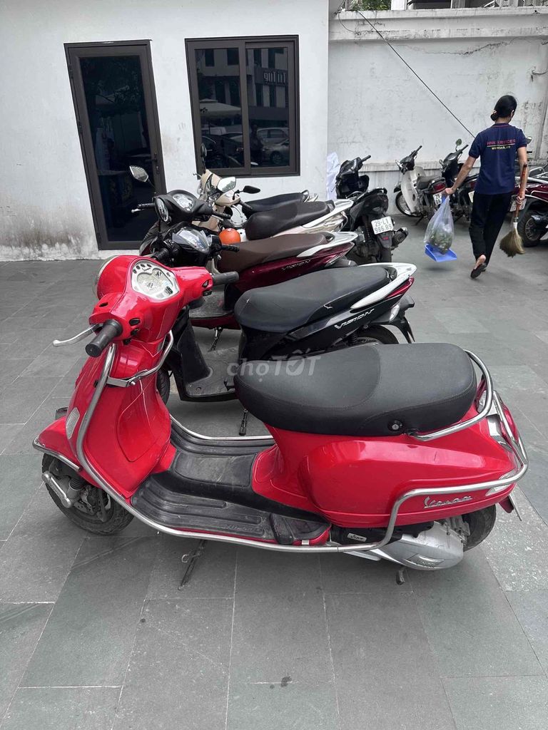Красный женский скутер Piaggio Vespa LX, пробег 14769 км