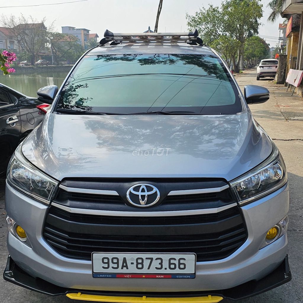 Toyota Innova 2018 механическая серебристая