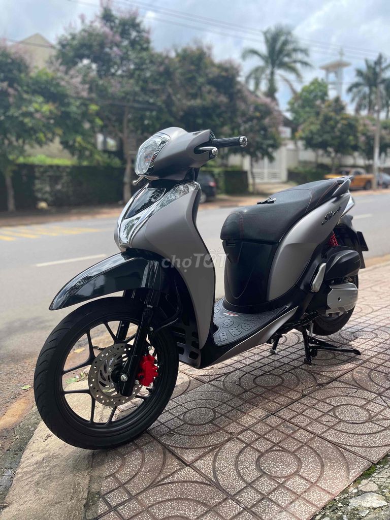 Honda SH Mode 2018 Bạc đen. Mua bán Xe máy tại Thành phố Buôn Ma Thuột Đắk Lắk được đăng bởi xe máy Hồng Phát hình 2