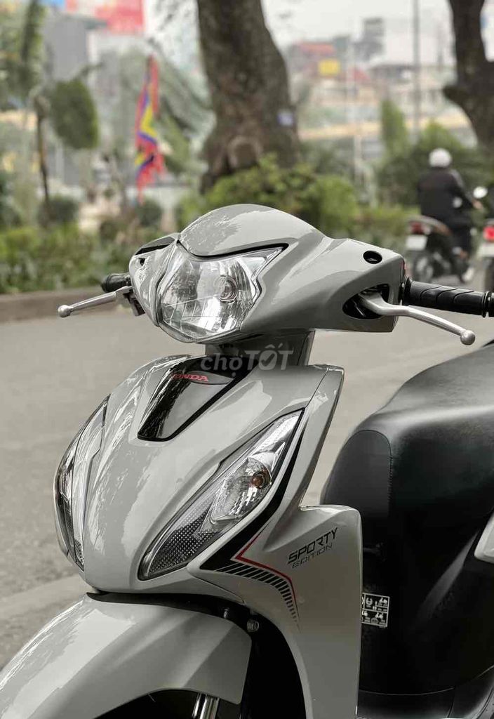 Chính chủ xe vision thể thao 2023 xám xi măng. Mua bán Xe máy tại Huyện Đông Anh Hà Nội được đăng bởi MaiDuc hình 1