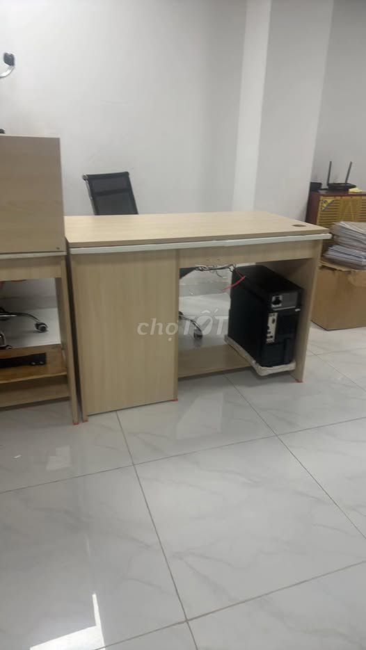 Bàn làm việc gỗ vàng nhạt. Mua bán Bàn ghế tại Quận 3 Tp Hồ Chí Minh được đăng bởi Hội Đồ Điện Tử hình 1