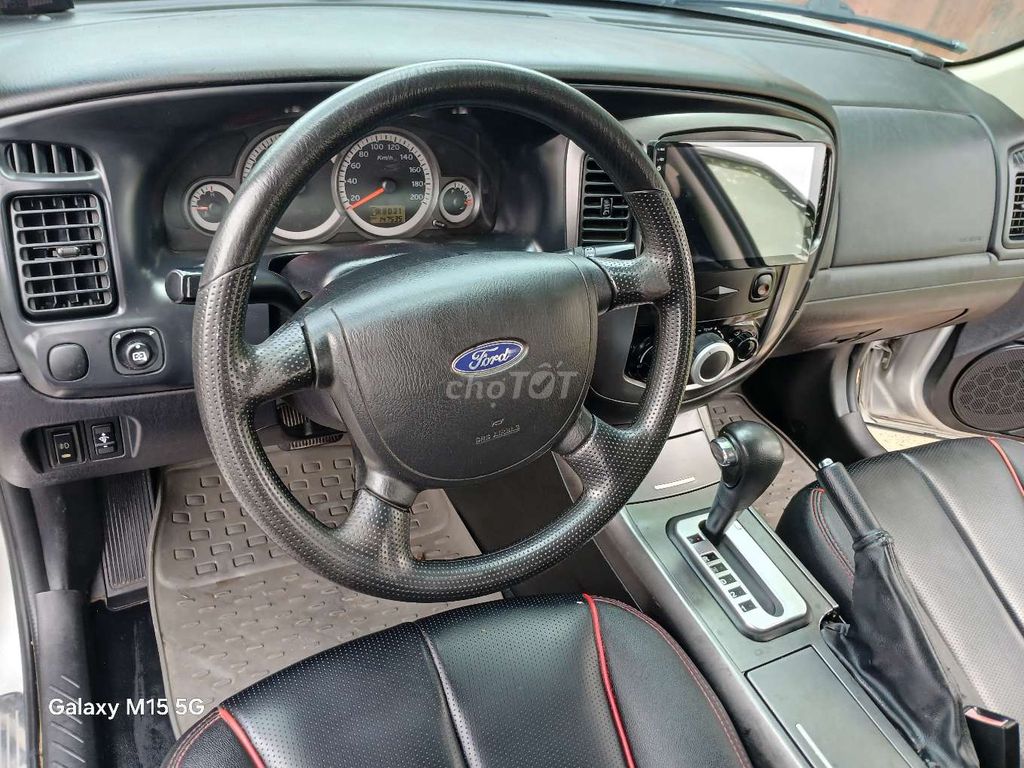 Ford Escape серебристый автомат 5 мест 2013 года