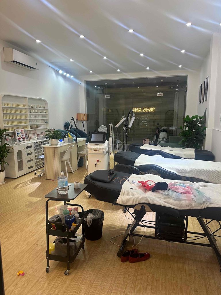 cho 1-2 bạn nữ thuê phòng trong tiệm spa
