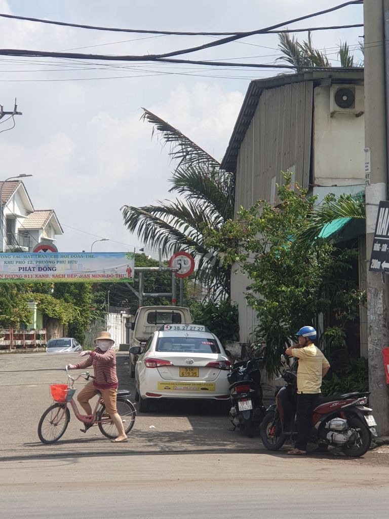 Cho thuê nhà 2 mặt tiền Nguyễn Duy Trinh, gần vòng xoay Phú Hữu Q9