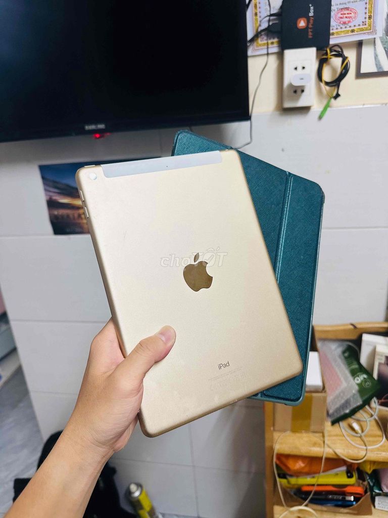 Apple iPad Gen 5 128GB Vàng Có SIM. Mua bán Máy tính bảng tại Thành phố Biên Hòa Đồng Nai được đăng bởi Hoàng Huy hình 1