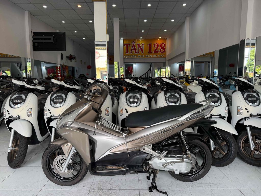 AIR BLADE 2012. Xém Cọp - Cực Đẹp - Máy Zin Êm Ấm. Mua bán Xe máy tại Thành phố Rạch Giá Kiên Giang được đăng bởi XE MÁY CŨ TÂN 128 hình 2