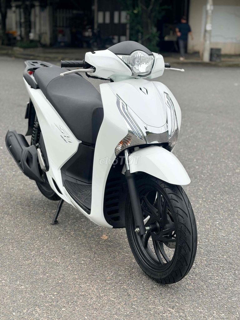 SH 125 2014 года, бело-черный, в отличном состоянии, номер 43