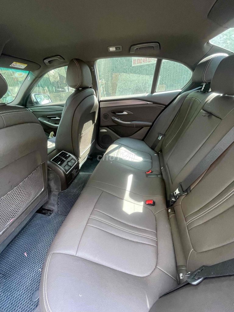 Автоматический номер VinFast Lux A2.0 с турбонаддувом, белый