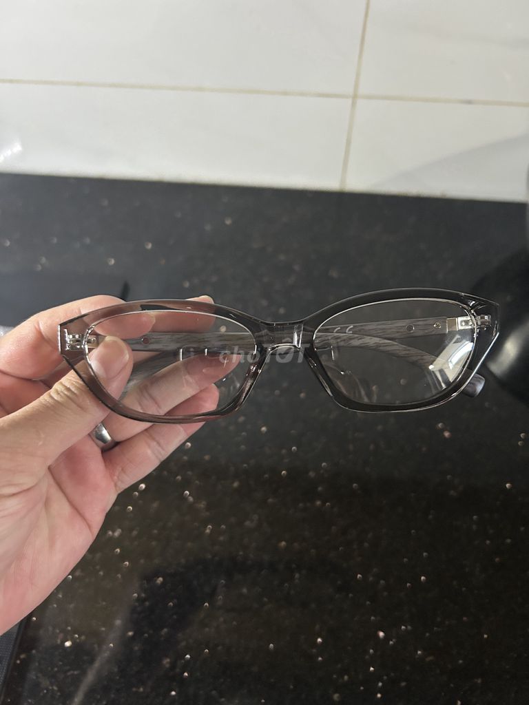 Kính cận Unisex đổi màu chống ánh sáng xanh. Mua bán Phụ kiện thời trang khác tại Thành phố Nha Trang Khánh Hòa được đăng bởi Bakeguy Bakehouse hình 1