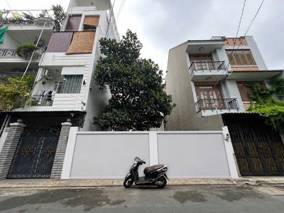 Cho thuê đất trống 8x17m khu căn cứ Lê Thị Hồng, đường 10m thông. 17tr