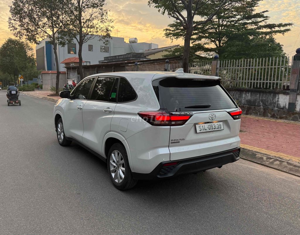 Toyota Innova Cross 2024 2.0V Trắng. Mua bán Ô tô tại Quận 12 Tp Hồ Chí Minh được đăng bởi Văn Bình hình 4