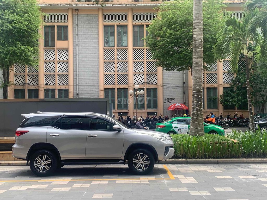 Toyota Fortuner 2018, дизель, механика, серебристый