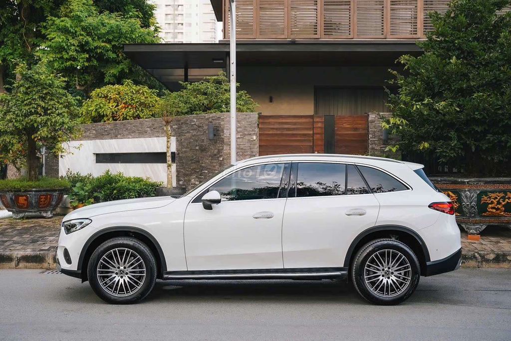 Mercedes GLC200 4matic 2023 Trắng. Mua bán Ô tô tại Quận 7 Tp Hồ Chí Minh được đăng bởi Hoàn Lee Xe Lướt hình 4