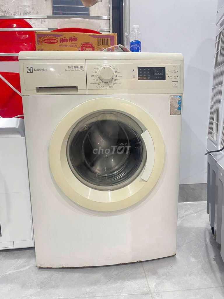 Máy giặt Electrolux 7kg cửa trước. Mua bán Máy giặt tại Huyện Gia Lâm Hà Nội được đăng bởi Lê Tín vlog hình 1