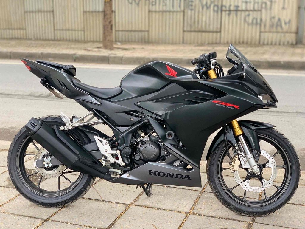 HONDA CBR 150R biển 29- bản đen sần xe lướt mới. Mua bán Xe máy tại Quận Nam Từ Liêm Hà Nội được đăng bởi Tong motor xe may hình 3