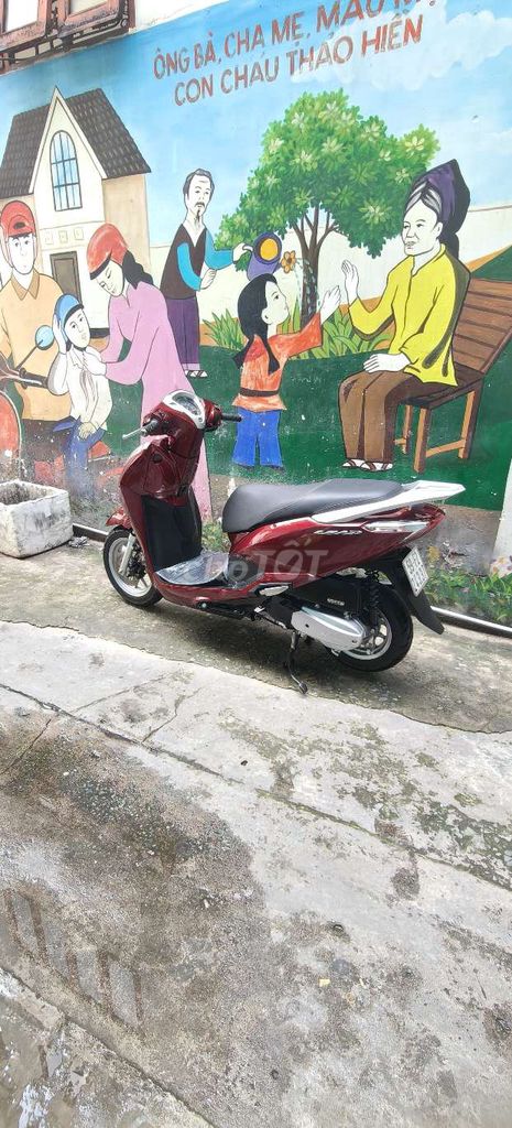 Красная Honda Lead со смарт-ключом