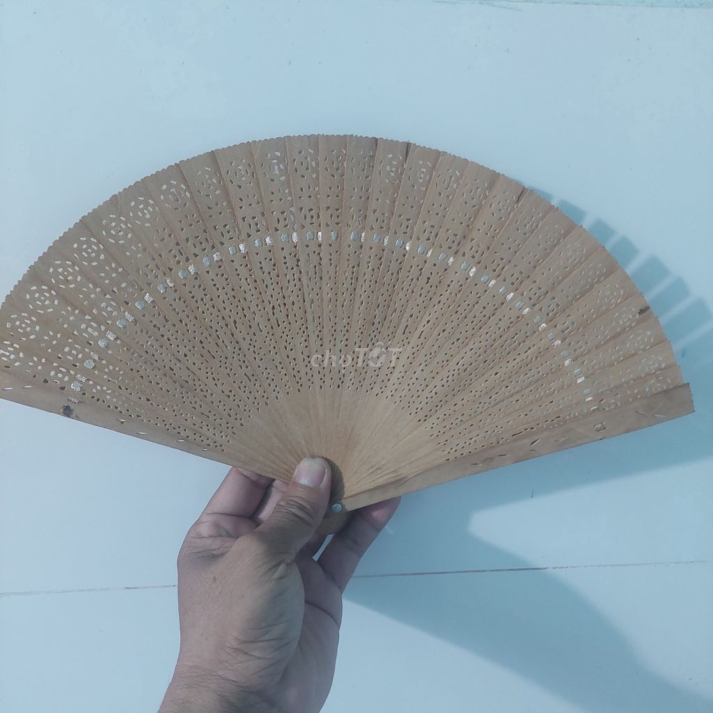 Quạt cầm tay Trầm hương màu Nâu. Mua bán Quạt tại Thành phố Tây Ninh Tây Ninh được đăng bởi Tai Bui hình 1