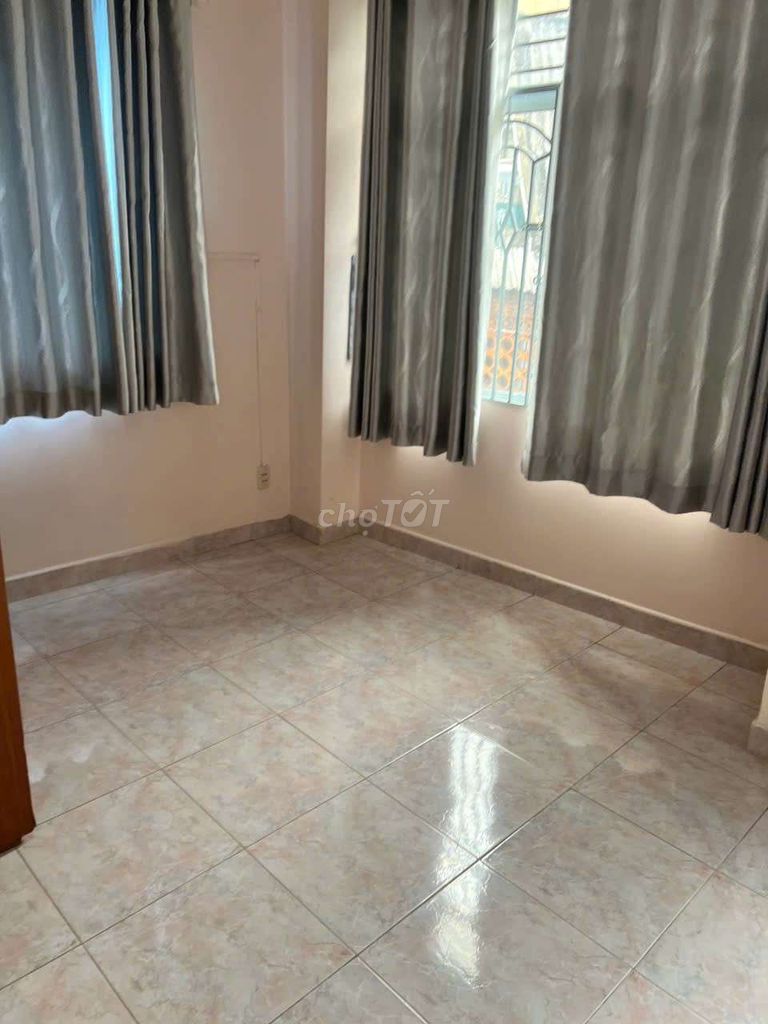 Phòng trọ Quận 3, có ban công & cửa sổ