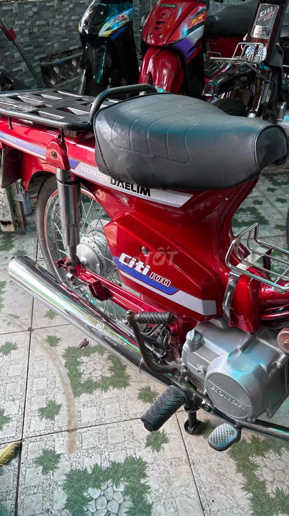 Honda City 100, механическая коробка, красный