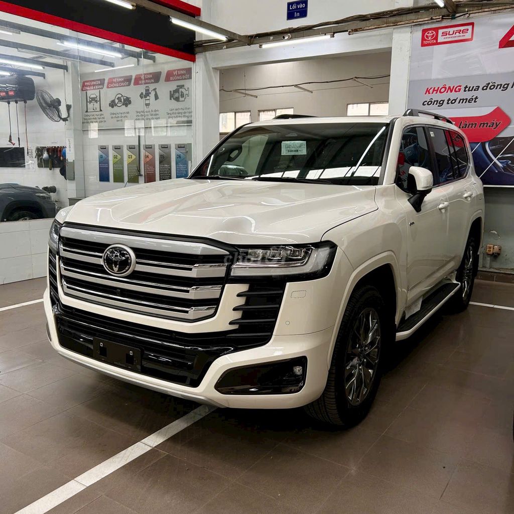 Toyota Land Cruiser HYBRID Белый Автомат 7 мест