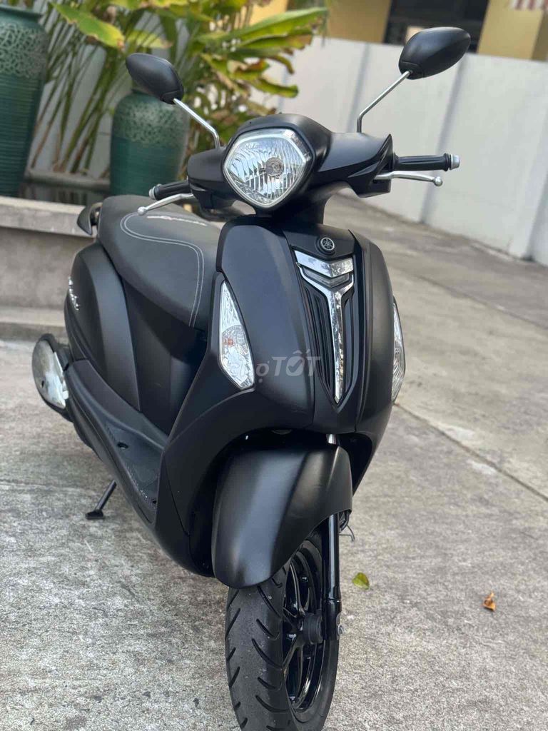 Yamaha Grande Black красивый автомобиль, плавная езда