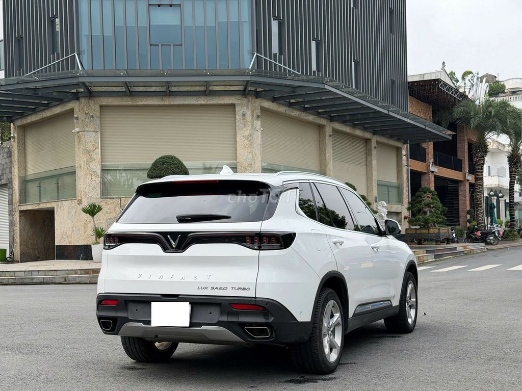 Vinfast Lux SA Plus 2019 — белый