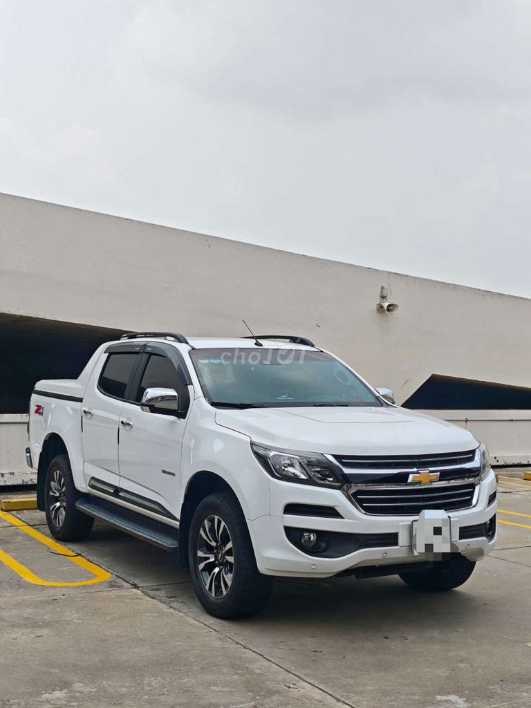 Белое 5-местное автомобильное масло Chevrolet Colorado
