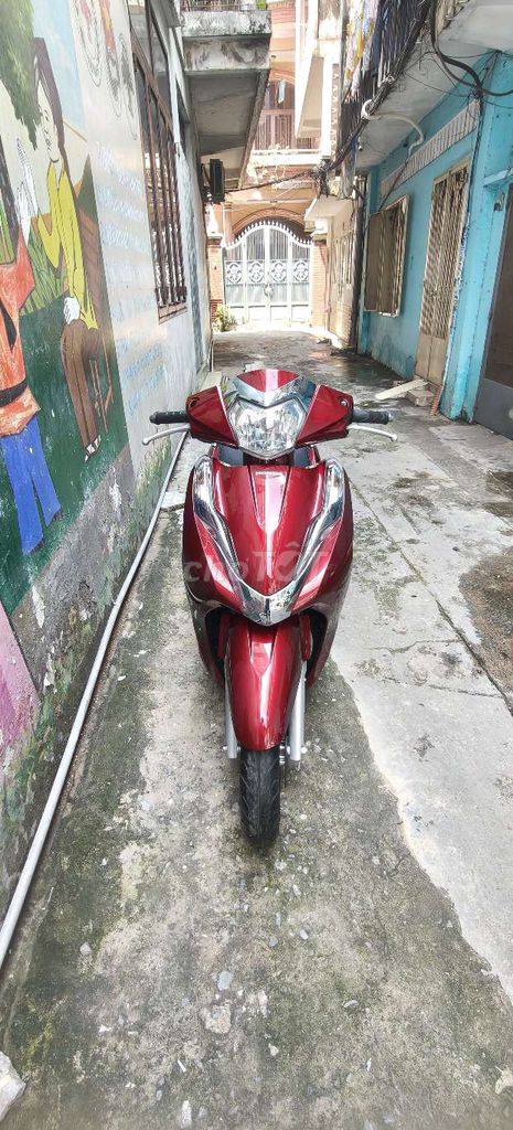 Красная Honda Lead со смарт-ключом