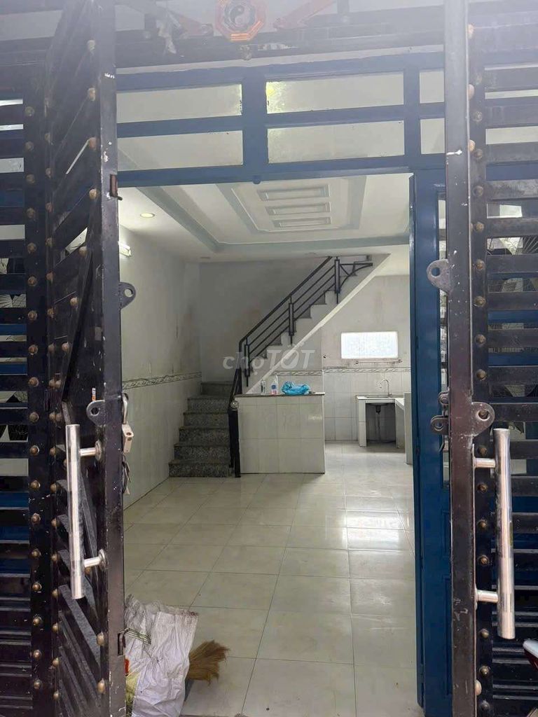 Дом в аренду 4*9, полноценный этаж, 2 спальни, улица 6b, деревня 6, община Тан Винь Лок б, Бинь Чань
