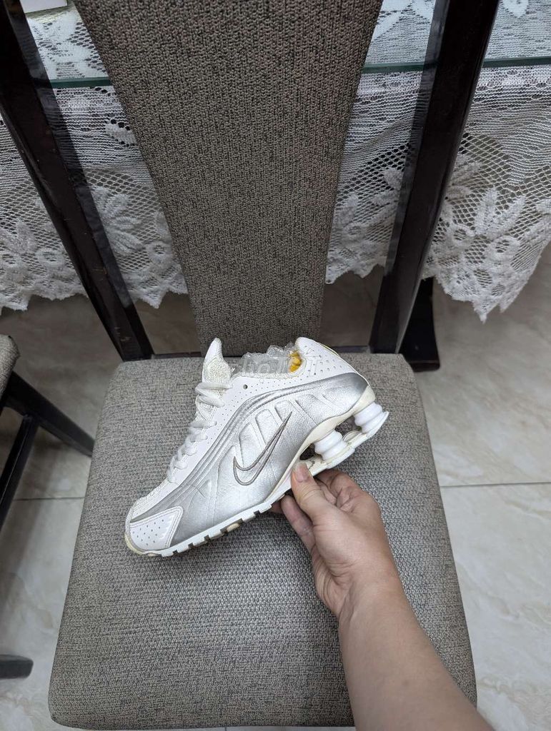 Giày sneaker Nike Shox R4 Trắng bạc 38.5 39. Mua bán Giày dép tại Quận 12 Tp Hồ Chí Minh được đăng bởi Giay2hand87 hình 1