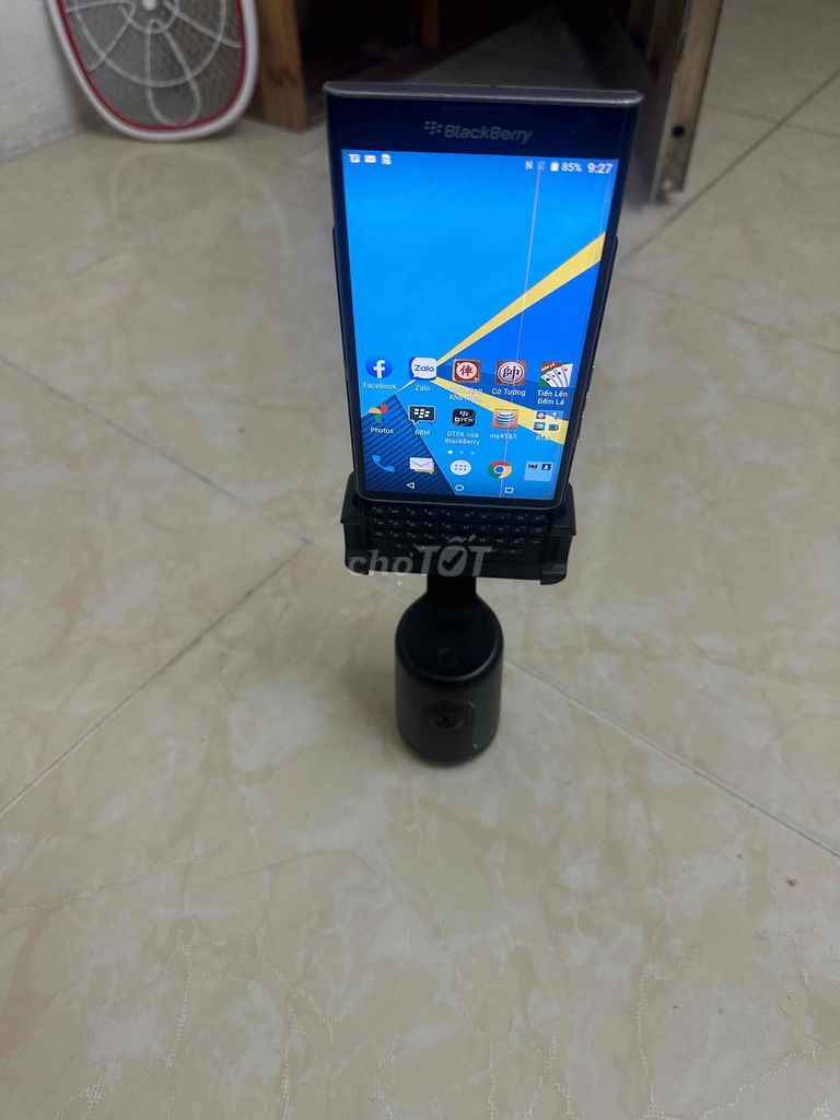 Camera cảm biến gymbal kèm blackberry Priv sọc mờ