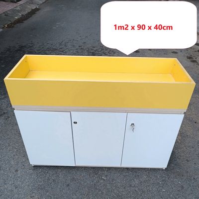 Tủ hồ sơ văn phòng,tủ tài liệu có ngăn để chậu hoa. Mua bán Đồ dùng văn phòng tại Quận 12 Tp Hồ Chí Minh được đăng bởi Bàn Ghế Thanh Lý Phú Cường