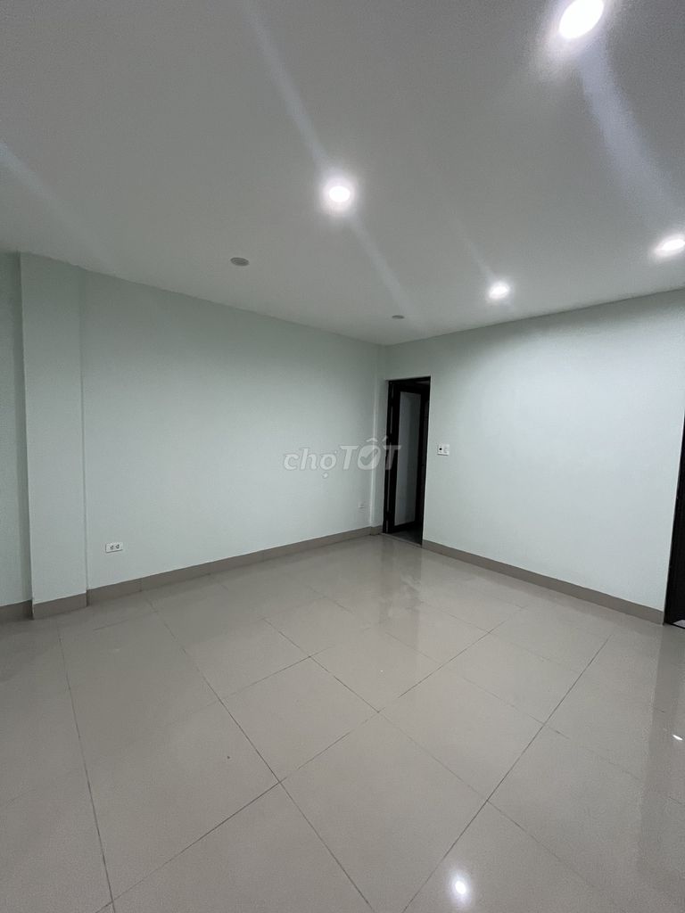 Văn phòng 100m2 Triều Khúc, thông sàn, có thang máy