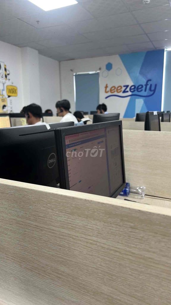 Nhân viên tư vấn khách hàng qua điện thoại. Việc làm Telesales tại Quận Hải Châu Đà Nẵng được đăng bởi Anh Viet hình 2