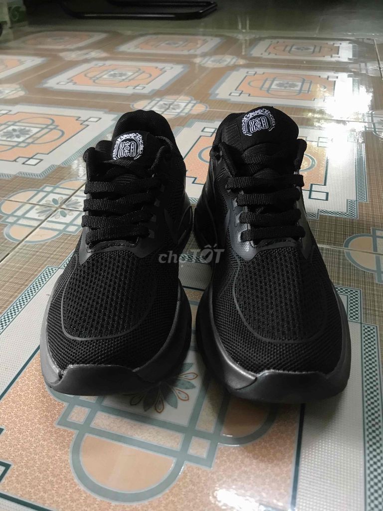 Giày thể thao Nike màu đen full size 42.