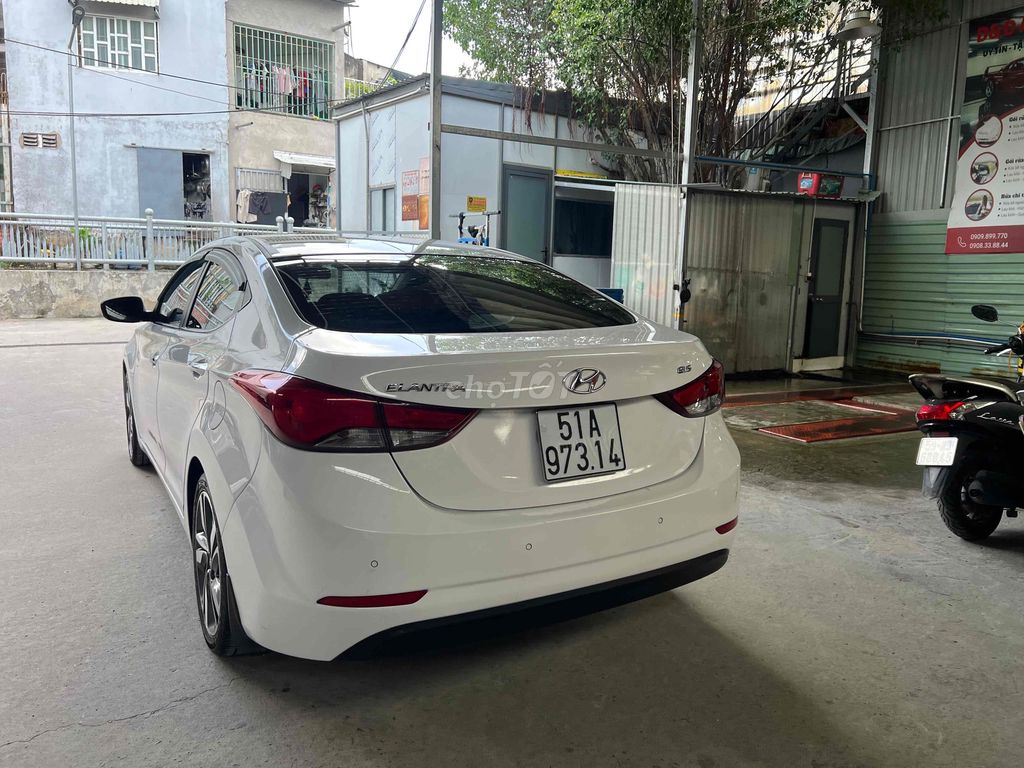 Hyundai Elantra 2014 белая 250.000 км