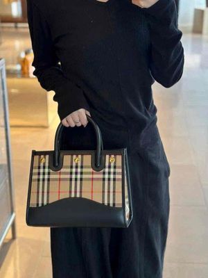 Túi tote Burberry da và canvas nữ. Mua bán Túi xách tại Quận Liên Chiểu Đà Nẵng được đăng bởi Bạch Văn Nhất