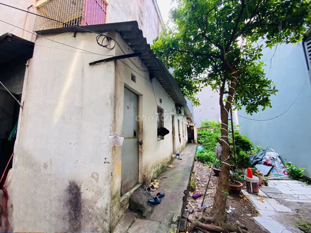 Bán đất 46m2 đê Nguyễn Khoái - tặng nhà